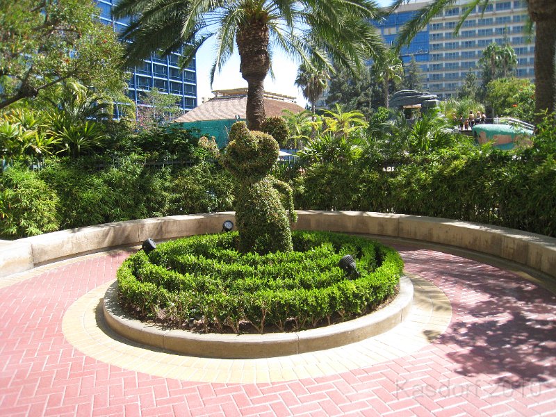 Disneyland 2010 HM Expo 0100.JPG - Lots of topiary on the grounds. Always neat to see.